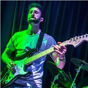 Chitarrista impartisce lezioni di chitarra elettrica